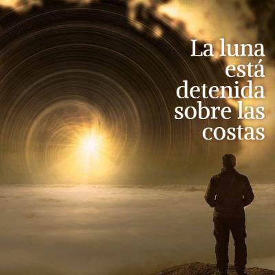 La luna está detenida sobre las costas