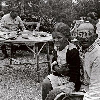 S8 Ep136: Segment 11 — Training Soviet Spies: Ray Bennett Instructs in American Culture and Etiquette — Svetlana Lokhova — Bennett educated Russian agents, including Shumovski, in English language proficiency and American cultural customs—including proper silverwar