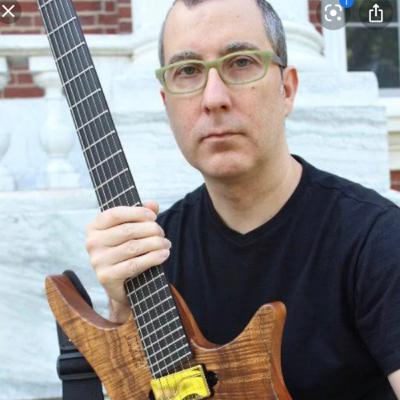 “Meu pai tocava em algumas bandas e então os instrumentos sempre estavam por perto...”