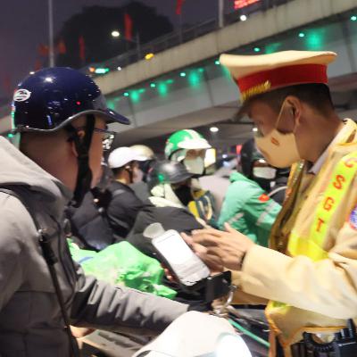 Cảnh sát giao thông bám đường, bám chốt, không để "rượu lái"