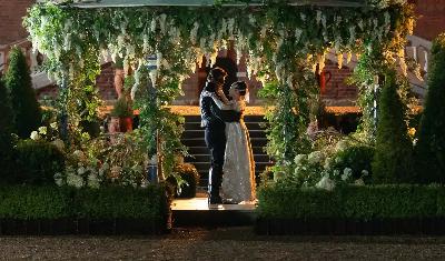 La showrunner de Bridgerton tease les « conflits croustillants » de la saison 4