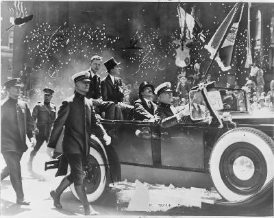 S8 Ep270: LINDBERGH'S 1939 RETURN AND FDR'S FAILED RECRUITMENT Colleague H.W. Brands. H.W. Brands discusses Charles Lindbergh's 1939 return to America amidst rising European tensions. Lindbergh, world-famous for his 1927 transatlantic flight and the tragic kidnappi