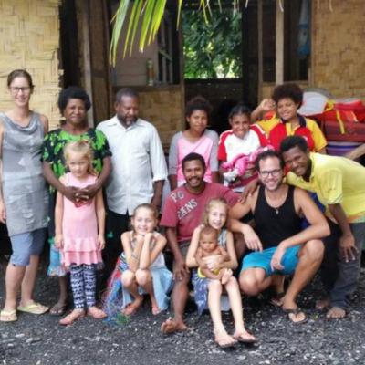 Doornspijkse familie Beukers verzamelt een ton en gaat terug naar Papoea Nieuw-Guinea Doornspijkse familie Beukers verzamelt een ton en gaat terug naar Papoea Nieuw-Guinea