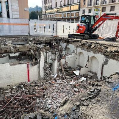Ex bagni pubblici in piazzale De Gasperi: iniziata la demolizione e l’interramento