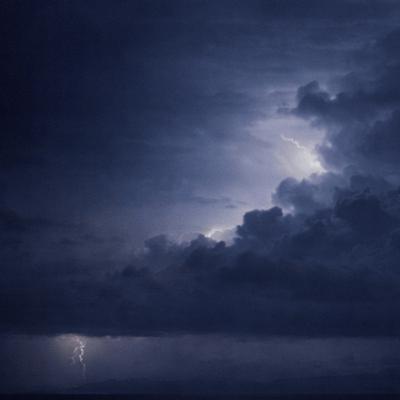 Deep Brown Noise with Distant Thunder – 10 Hours Deep Sleep & Relaxation