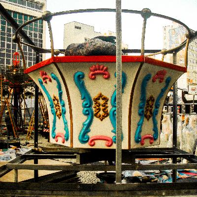 UM GRANDE CARROSEL PARADO UM GRANDE CARROSEL PARADO