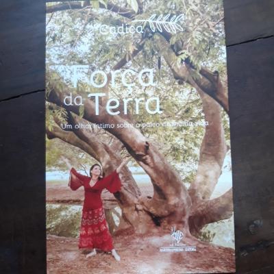 Sobre o livro "Força da Terra"de Cadica Costa pela Editora Martins Livreiro Sobre o livro "Força da Terra"de Cadica Costa pela Editora Martins Livreiro