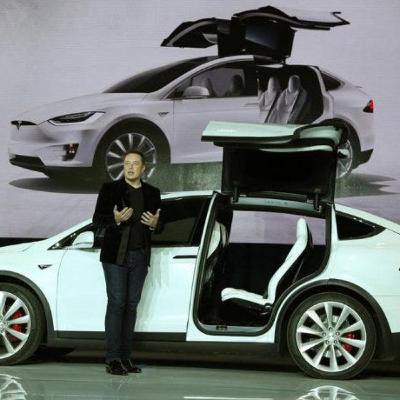 Elon Musk trolls GM, Chrysler on Twitter. Ford CEO responds with 1 word.