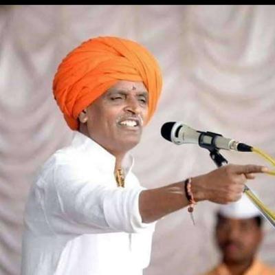 मयतिला भाषण करणारे (खाली बसलेले लोक लय घोडे लावतात) इंदुरीकर महाराज