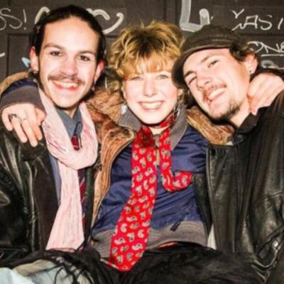 Fruchtiger Beigeschmack improvisiert einen Song in unserem Studio! (Band-Interview)