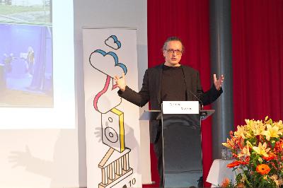 VII. "Öffentlichkeit schaffen: Wie digitale Kultur kritisch reflektieren und vermitteln?" Vortrag von Gerfried Stocker am NTA10.