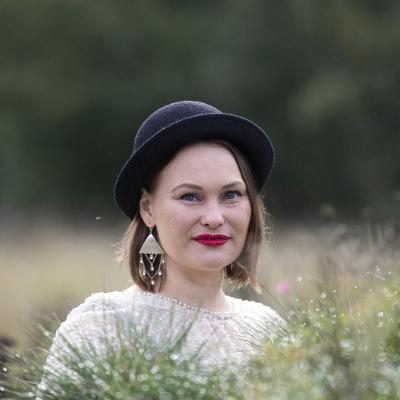 Osa 149: Suvi West, Syntien kummun naiset