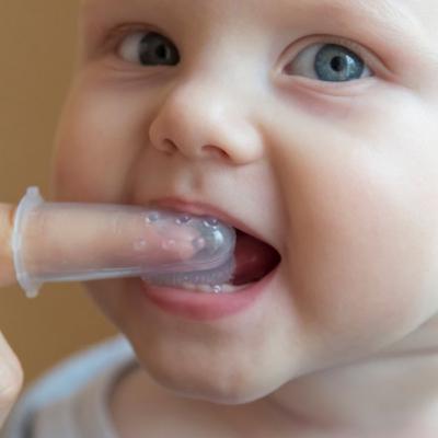 Hướng Dẫn Vệ Sinh Răng Miệng Cho Bé Từ Sơ Sinh (Rơ Lưỡi, Chà & Chải Răng Đúng Cách)