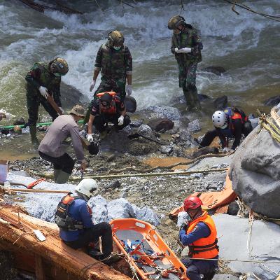 Indonesia landslides & flooding: Thousands displaced by server weather