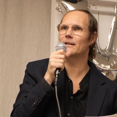 15 afsnit marts 2026: Det autentiske liv: En samtale med Jakob Boeskov udenfor podcast studiets trygge rammer