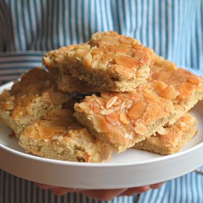 Haferkuchen mit Honig-Mandel-Kruste