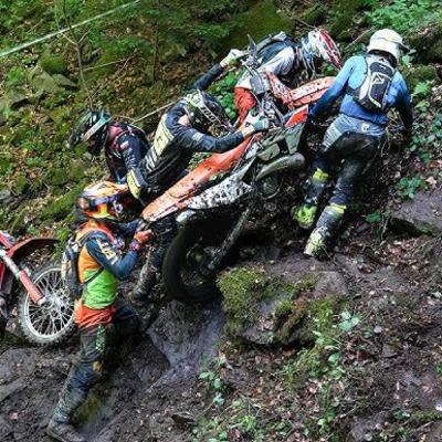 征服濕滑黏土陡坡在掌握了抓地力、身體姿勢、動力控制和懸吊操控