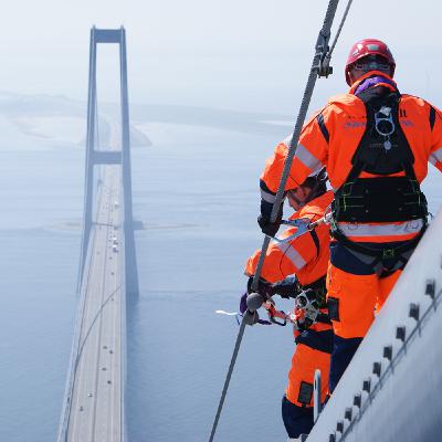 5. Trafikken stoppede og vi tænkte ’det var underligt’ 5. Trafikken stoppede og vi tænkte ’det var underligt’