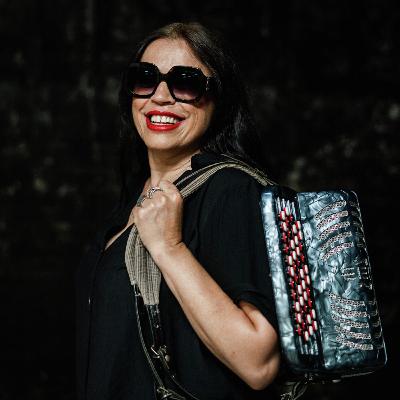 Rosinha: “Vejo a luz de casa acesa às 3 da manhã e dou com a minha mãe a fazer crochê. Um dia depois gravei ‘Ela Faz Bicos e Outras Coisas’”