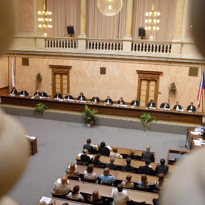 „Jsi debil se slepičím mozkem,” nadával manželce ředitel školy. Soudy se neshodly, zda šlo o týrání