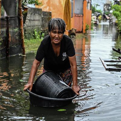 Huge waves crash into Philippine coast amid Typhoon Fung-wong