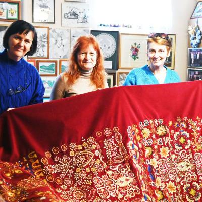 A Nemzeti Színház leendő függönyét Törökszentmiklóson hímzik tovább, de a mesterséges intelligencia is bekapcsolódott a munkába A Nemzeti Színház leendő függönyét Törökszentmiklóson hímzik tovább, de a mesterséges intelligencia is bekapcsolódott a munkába