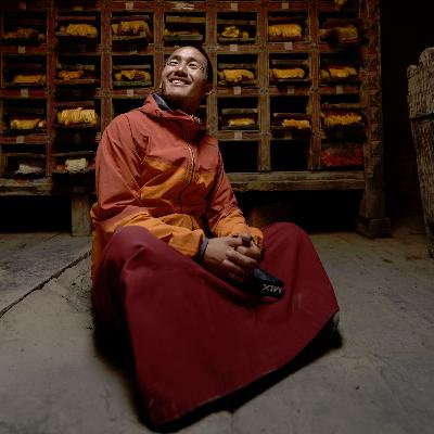 Pro Photographer Ewen Bell -Subscription Photo App Rip Off, Helps Monk Shoot Photos -Graeme Kemlo