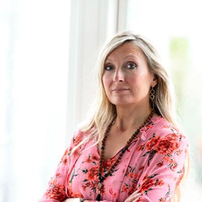 Episode 22. Pernille Borg. Breast implant illness. Når kvinder bliver syge af deres brystimplantater