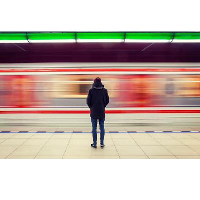 誰かが光速の2倍の速度で動いたらどうなるでしょうか？