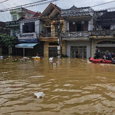 Người dân cầm cự gần đập vỡ ở Lạng Sơn