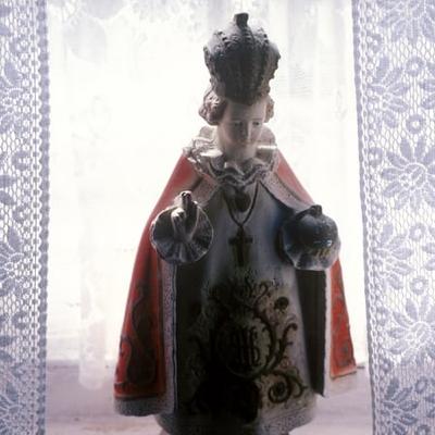 Why is the Child of Prague statue associated with Irish weddings and weather?