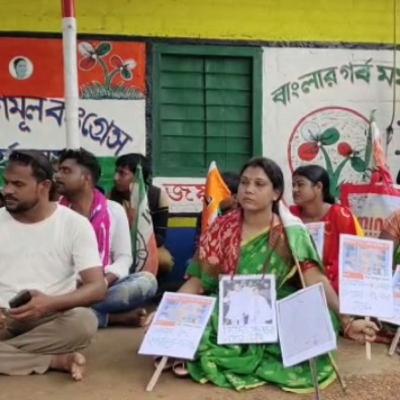 চাকরির নামে আর্থিক প্রতারণা,ফের সক্রিয় প্রিয়াঙ্কা,ওন্দায় তৃণমূল পার্টি অফিসে ধর্ণা- বিক্ষোভ তৃণমূলের