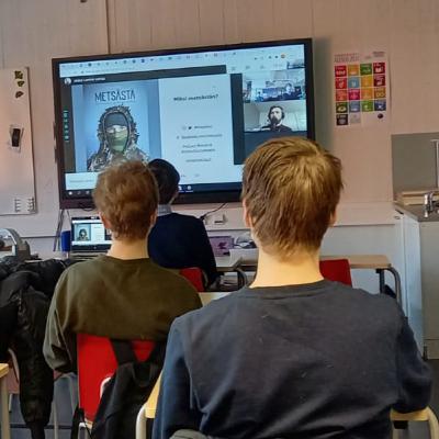 Metsästysaiheisten kouluvierailuiden järjestäminen - opettaja Tiina Mölläri