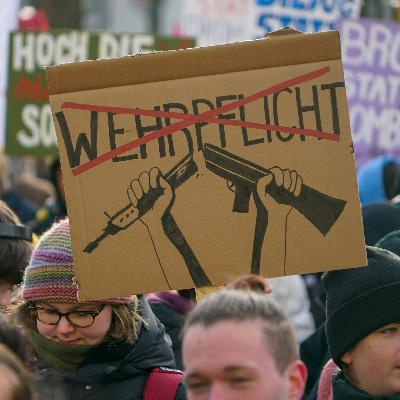 Schulstreik - Junge Menschen protestieren gegen Wehrdienst
