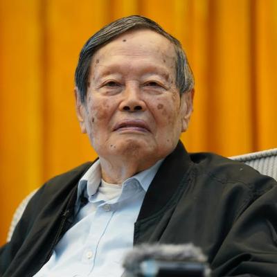 現代物理学の巨星、楊振寧氏が103歳で逝去——「神さまは左利きだった」と世界を驚かせた物理学者の生涯 現代物理学の巨星、楊振寧氏が103歳で逝去——「神さまは左利きだった」と世界を驚かせた物理学者の生涯