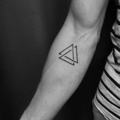 Descubra o Mistério por Trás da Tatuagem de Triângulo