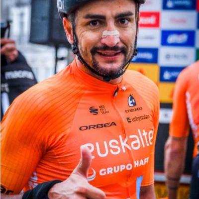 Los ciclistas que siempre saludan y Juanjo Lobato