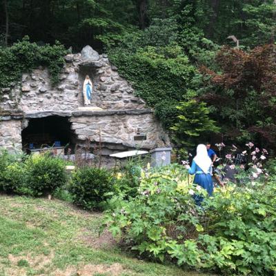 Rosary in Latin- Sorrowful Mysteries with Meditations in English