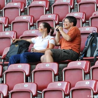 Crowds, Racism and attacks - Football's weekly round up