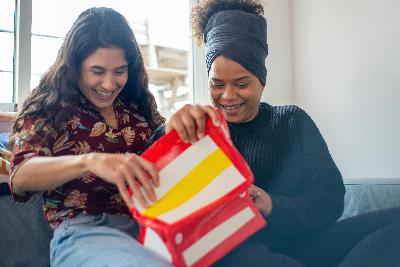 Una mujer recibe por el amigo invisible el mismo regalo que ella hizo dos años antes