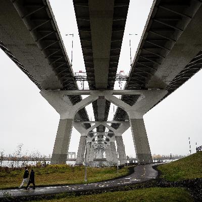 Why is the 6 year old Champlain Bridge showing signs of rust?