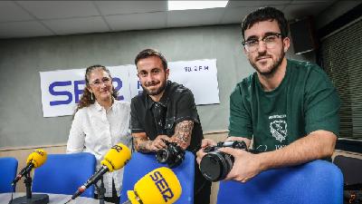 Lola Vélez conversa con Héctor y Alberto