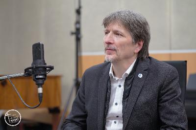 <i>Miklósi Adám</i> etológus, akadémikus.
| Ő a mai műsor vendége.
| <i>Miklósi Adám</i> etológus, akadémikus.
| Ő a mai műsor vendége.
|