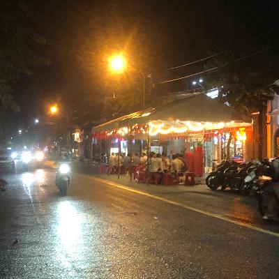 Rạp cưới chiếm trọn lòng đường