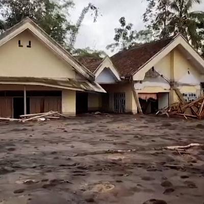 Ash covers villages in Indonesia after eruption of Semeru volcano