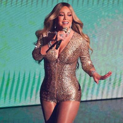 Mariah Carey Delivers Career-Spanning Medley & Receives Video Vanguard Award From Ariana Grande a...