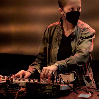 Kristina Warren prolonge et détourne la respiration du concertina [ENGLISH]