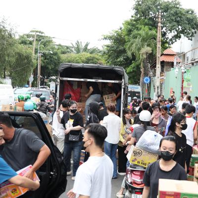 Tin trong nước - Hàng trăm tấn hàng “yêu thương” gửi về miền Trung trong một ngày