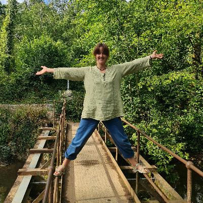 318. Discover the power of old ballads with Amy Jeffs on a walk along an enchanted stream