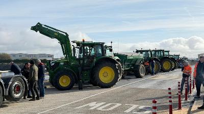 Taoiseach accuses Opposition parties of supporting blockade